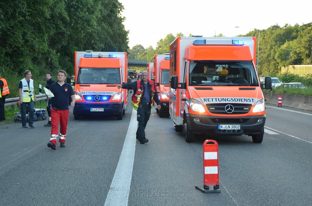 Einsatz BF Koeln Klimaanlage Reisebus defekt A 3 Rich Koeln hoehe Leverkusen P126.JPG